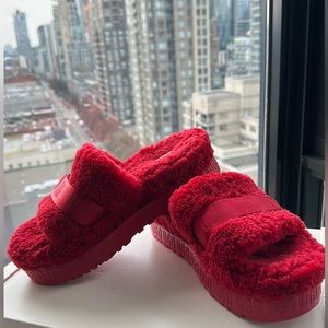 ⚠️ NEVER WORN ⚠️ UGG FLUFFITA SLIDES SIZE9
